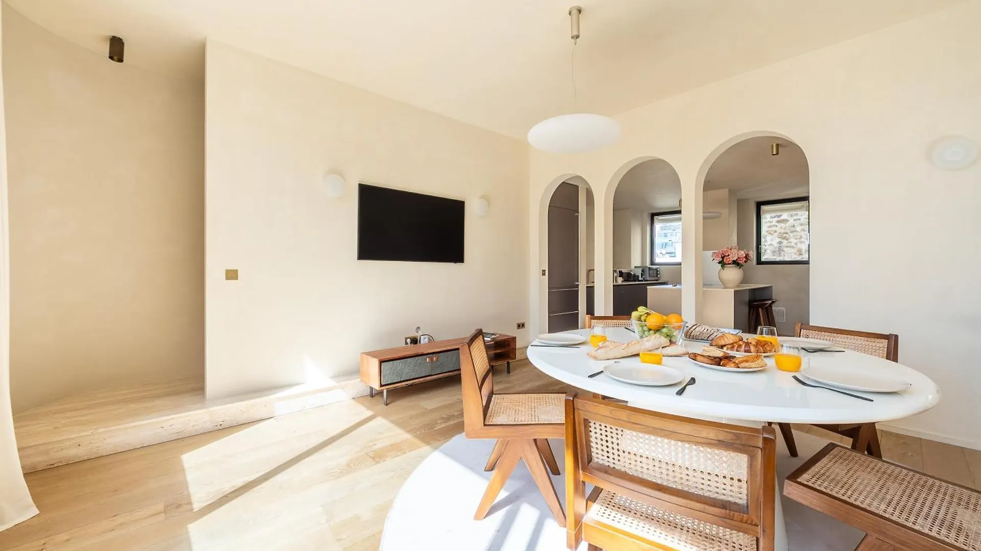 Lease Mobility L Champs-Elysee & Eiffel View L Triplex 2Br & Rooftop Parijs