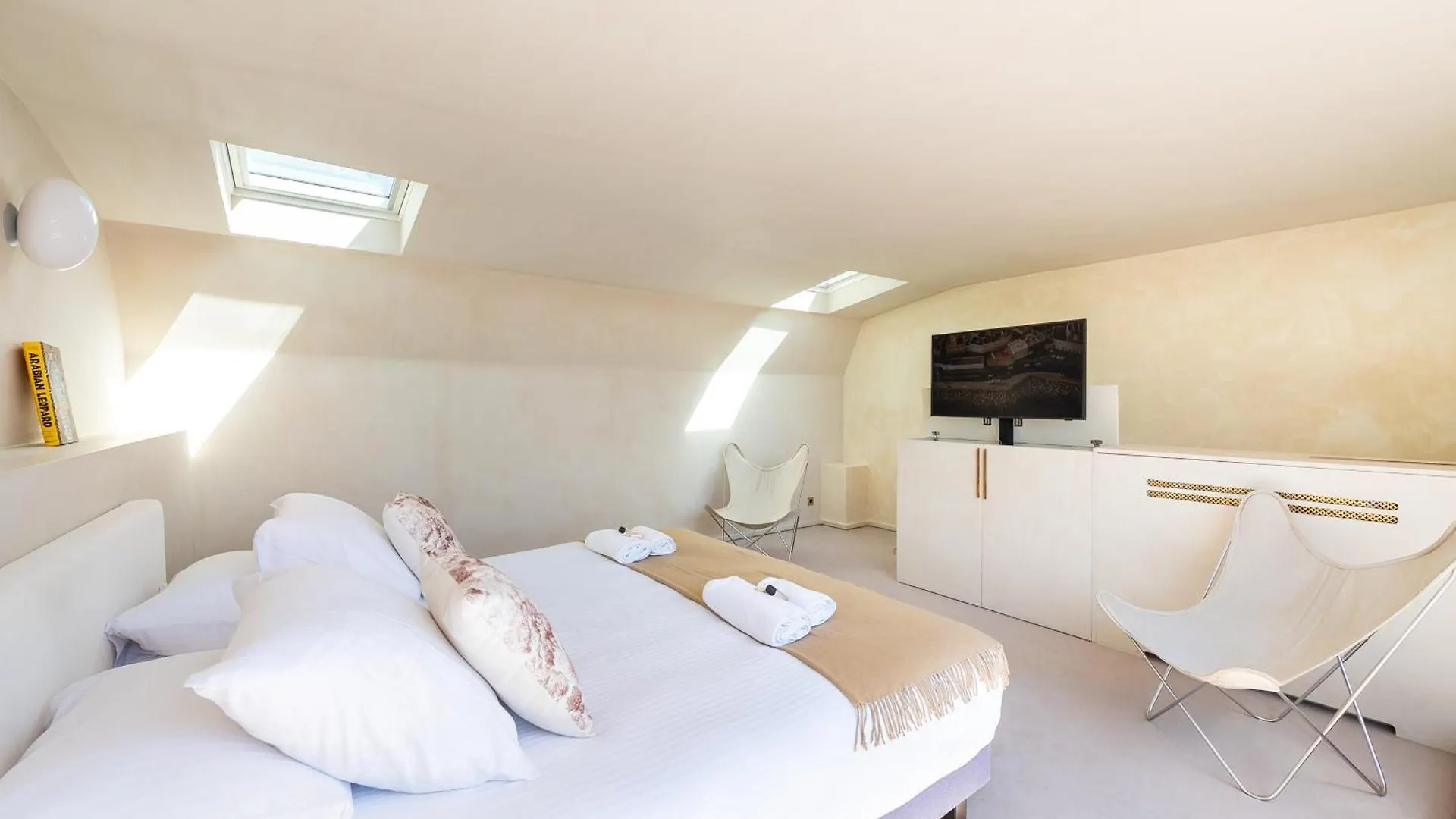 Appartement Lease Mobility L Champs-Elysee & Eiffel View L Triplex 2Br & Rooftop Parijs