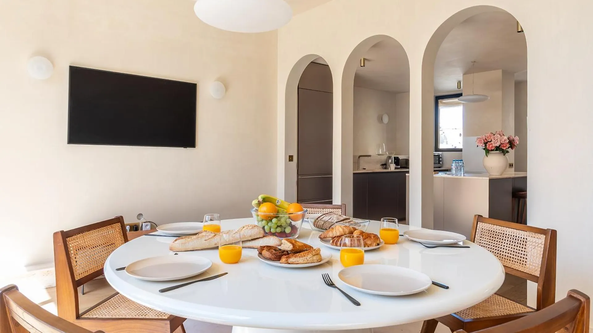 Appartement Lease Mobility L Champs-Elysee & Eiffel View L Triplex 2Br & Rooftop Parijs