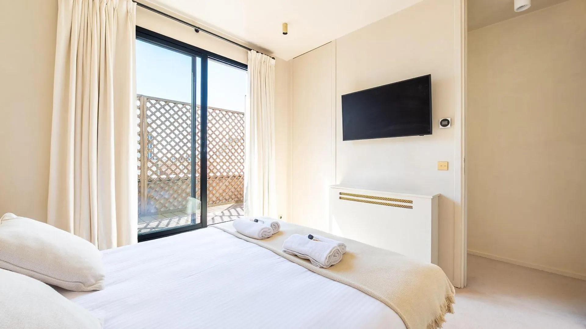 Lease Mobility L Champs-Elysee & Eiffel View L Triplex 2Br & Rooftop Paryż Francja