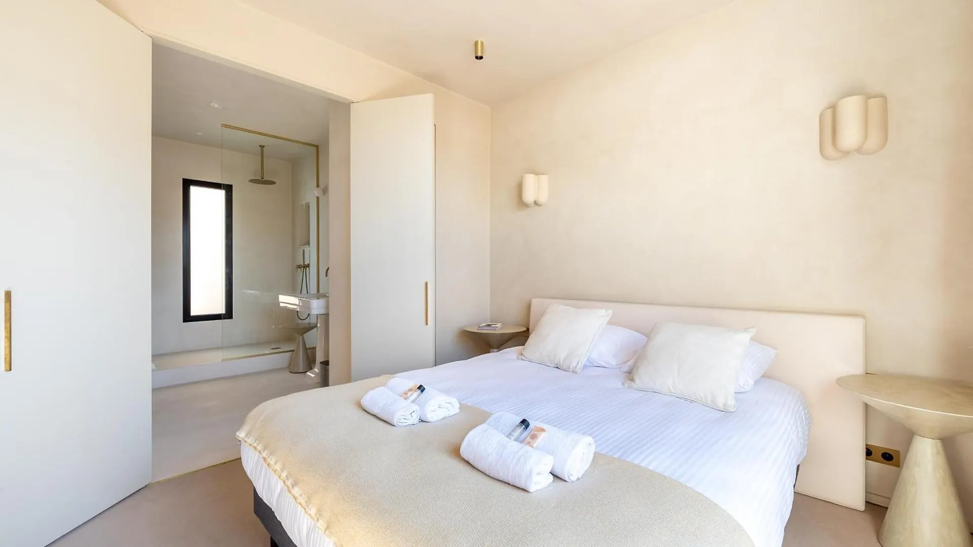 Lease Mobility L Champs-Elysee & Eiffel View L Triplex 2Br & Rooftop Paryż