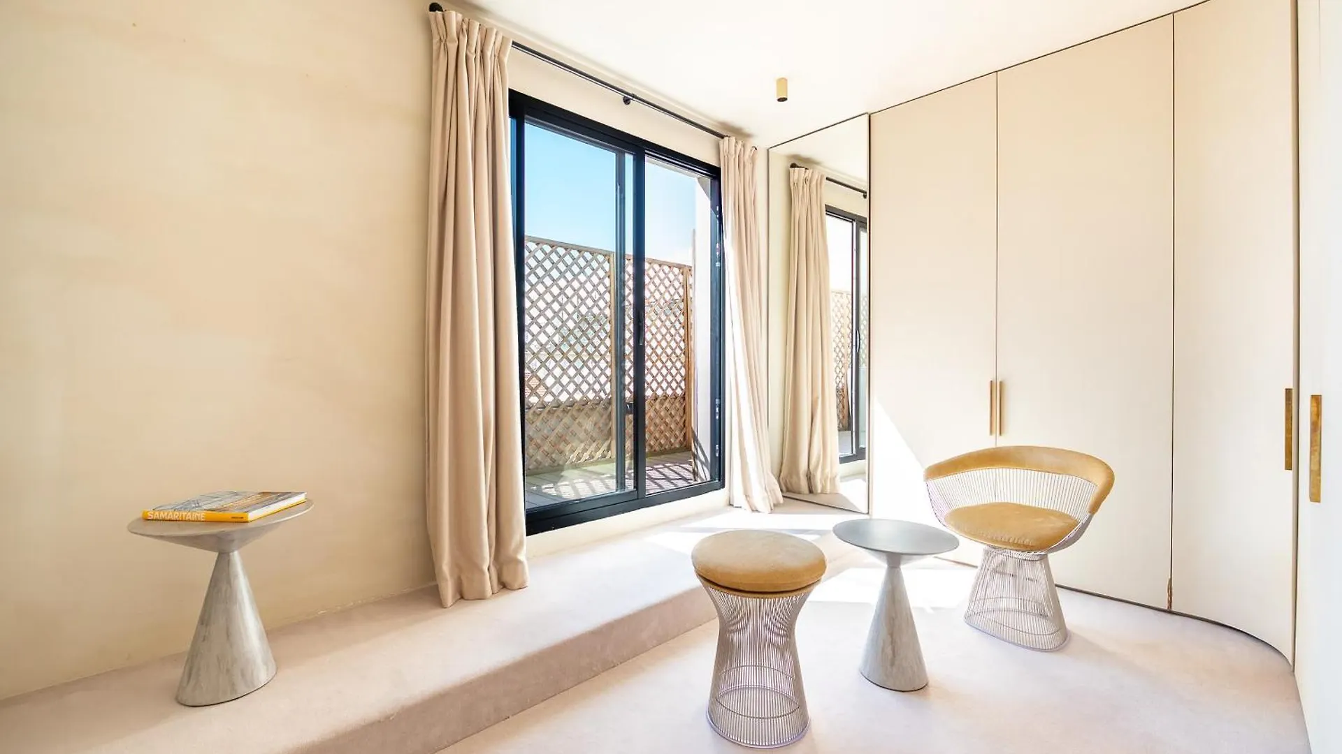 Lease Mobility L Champs-Elysee & Eiffel View L Triplex 2Br & Rooftop Paryż
