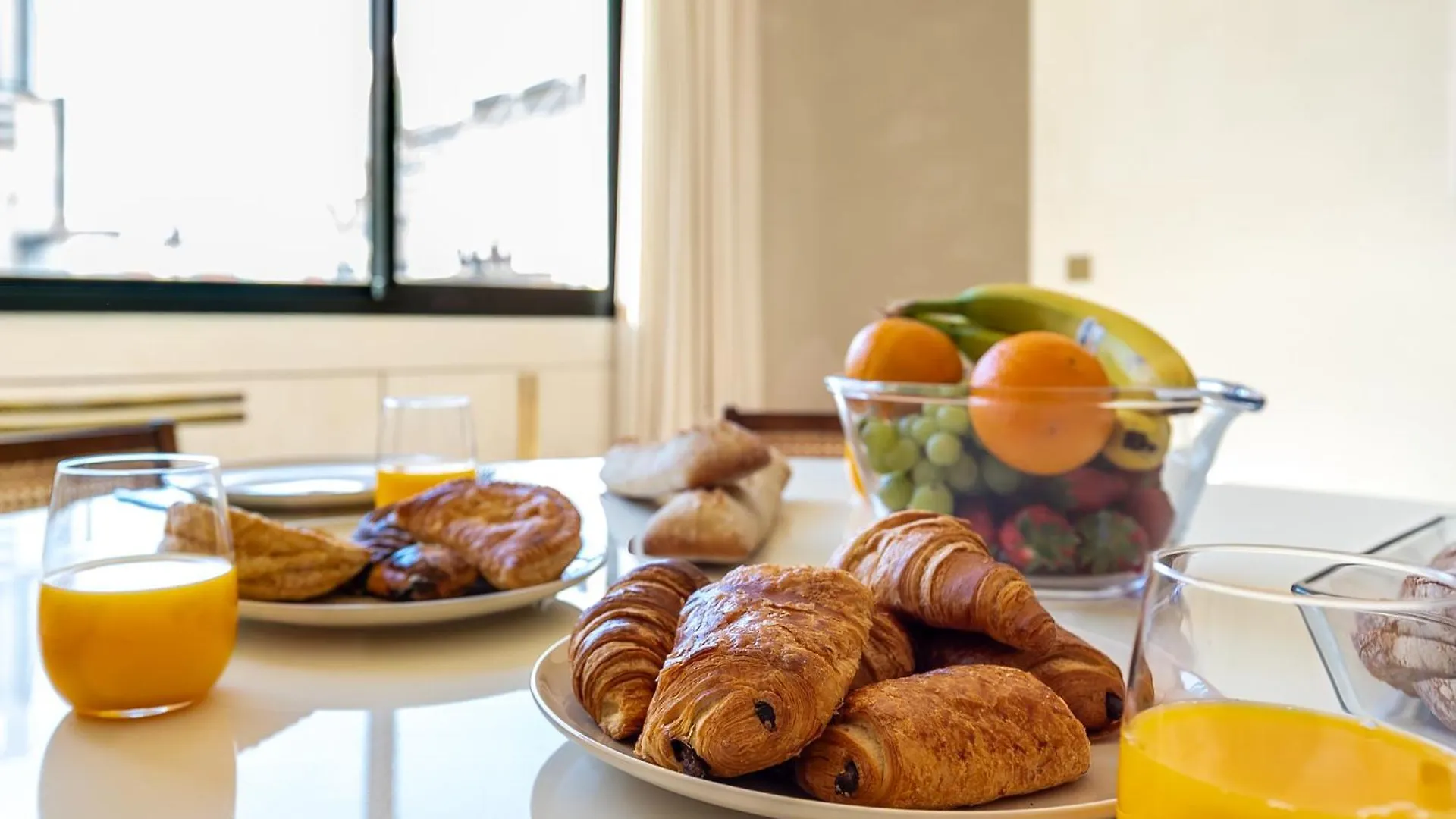 Lease Mobility L Champs-Elysee & Eiffel View L Triplex 2Br & Rooftop Paryż Apartament