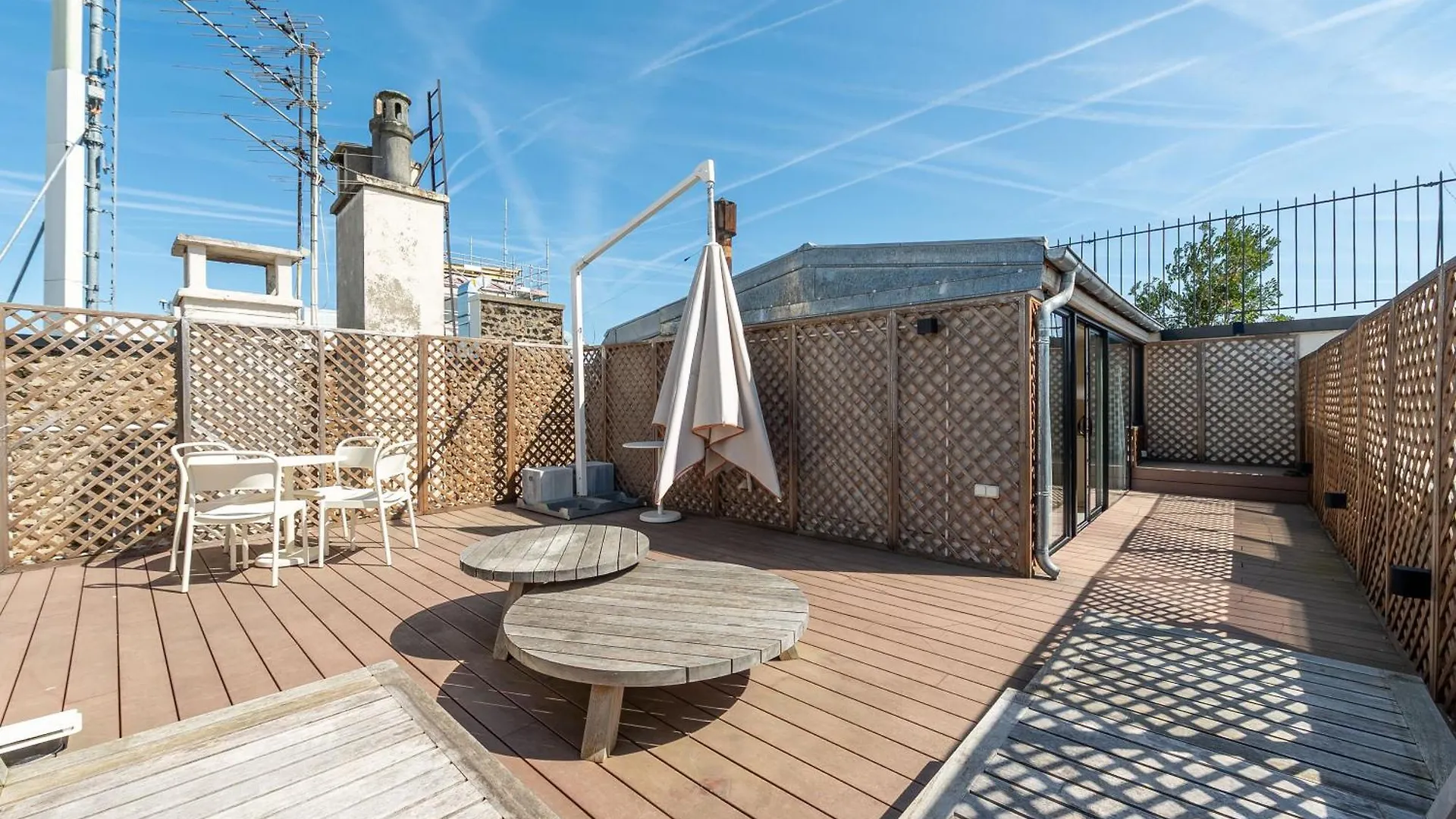 Lease Mobility L Champs-Elysee & Eiffel View L Triplex 2Br & Rooftop Paryż 0*,  Francja