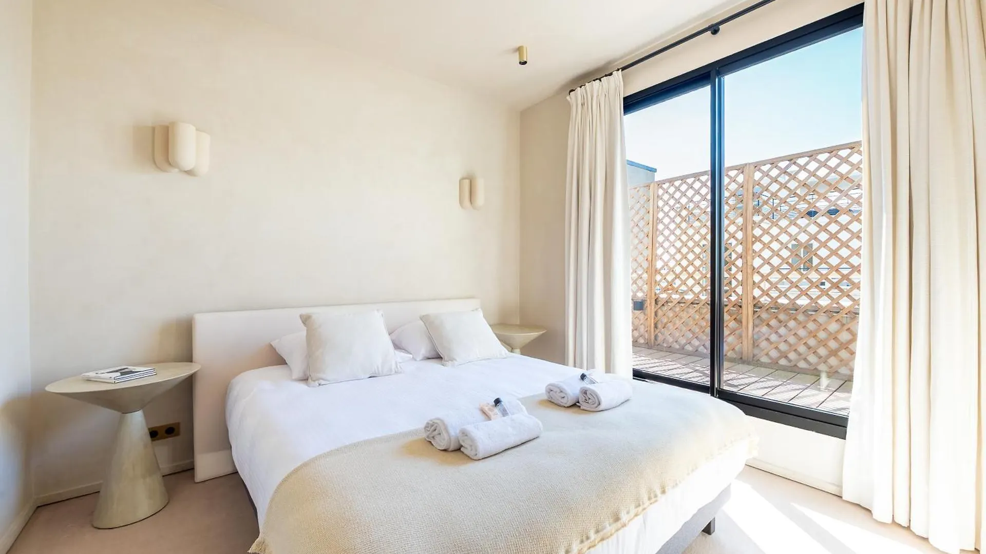 Lease Mobility L Champs-Elysee & Eiffel View L Triplex 2Br & Rooftop Paris
